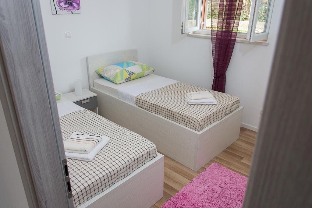 Apartment Gamma With Hydromassage Mini Pool Near Split Zrnovnica Екстер'єр фото